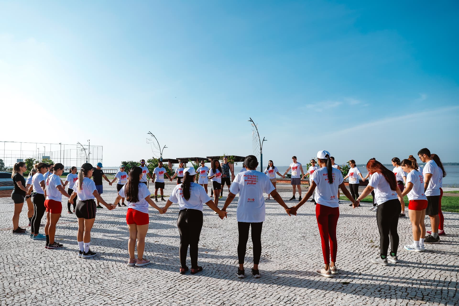 Roda de pacientes da Alcateia antes da corrida, à beira-rio em Belém